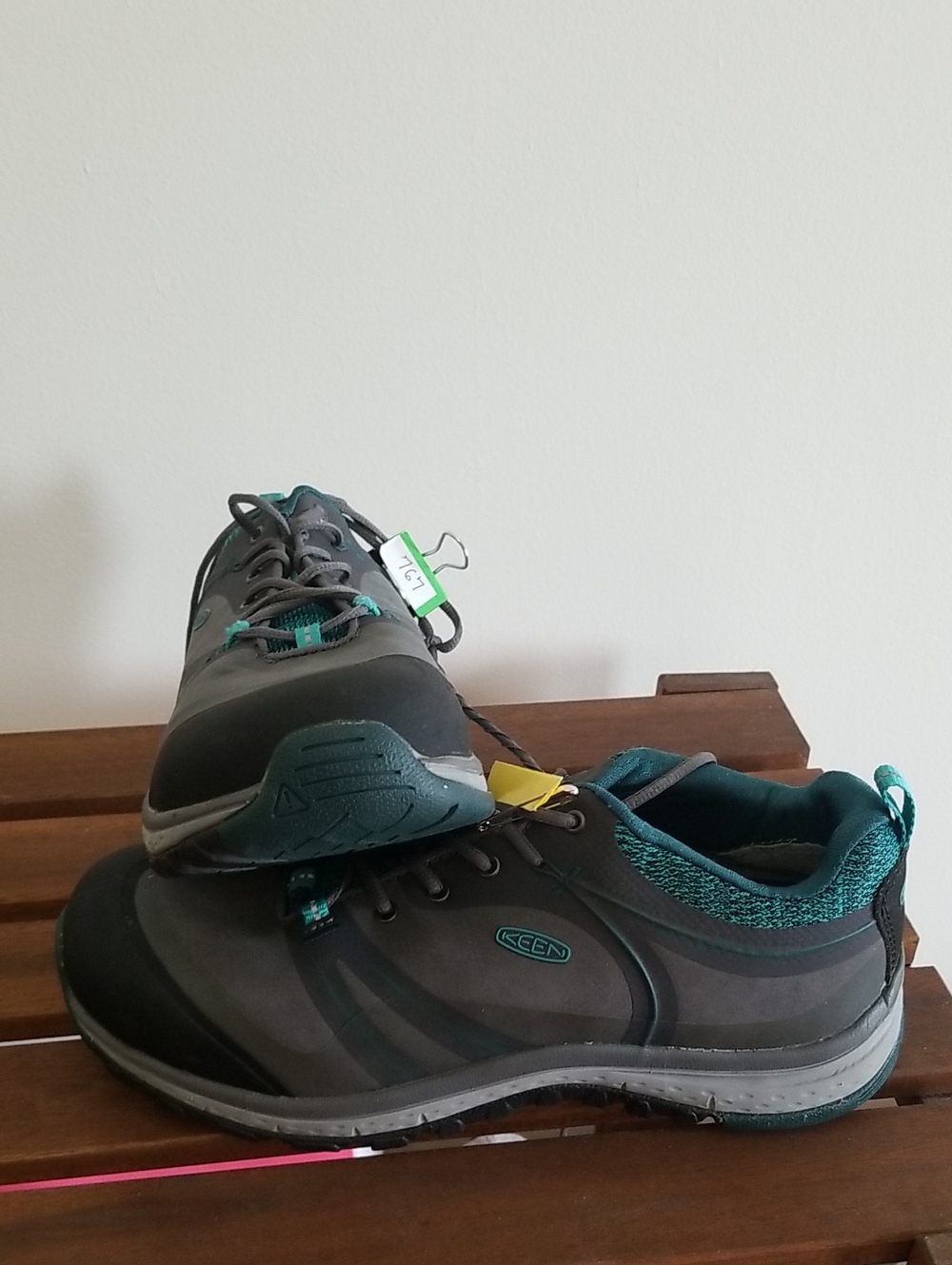 Keen Men’s Gray and Teal Low-Top Sneakers